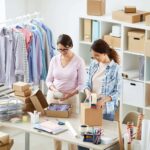 Deux femme préparant des colis grâce à leur site en ligne performant